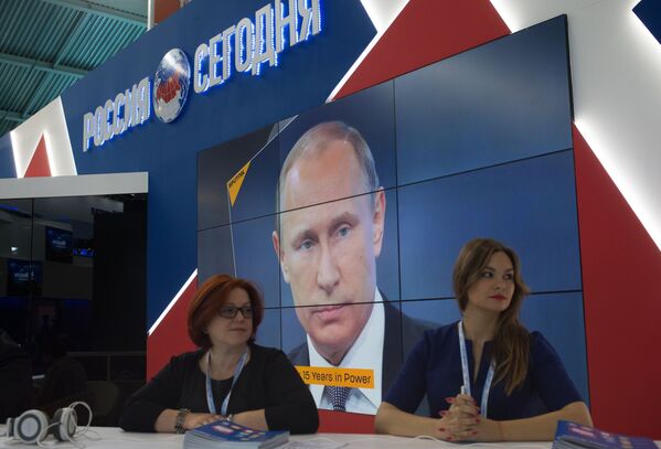 Stand mostrando vídeo com o presidente da Rússia - Sputnik Brasil