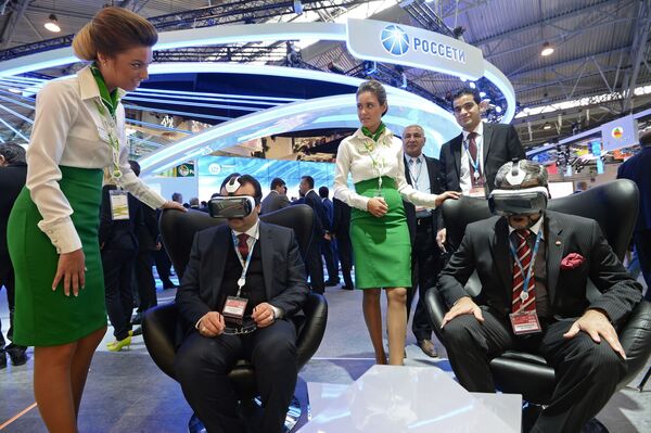 Visitantes experimentam óculos 3D no stand da empresa Rosset - Sputnik Brasil