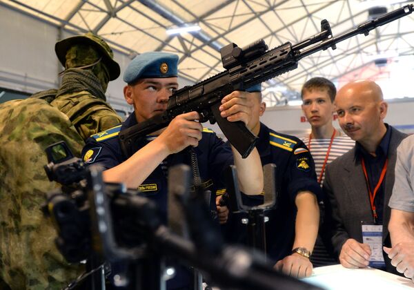 Um cadete examina o novo fuzil de assalto russo AK-12 (Consórcio Kalashnikov) durante a exposição militar internacional Army 2015 em Kubinka, Rússia. - Sputnik Brasil