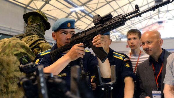 Um cadete examina o novo fuzil de assalto russo AK-12 (Consórcio Kalashnikov) durante a exposição militar internacional Army 2015 em Kubinka, Rússia - Sputnik Brasil