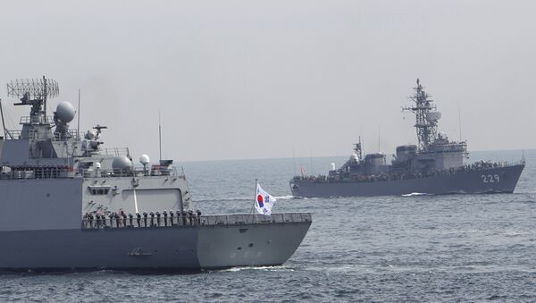 Exercícios navais com o navio sul-coreano Dea Joyeong e a embarcação japonesa Abukuma - Sputnik Brasil