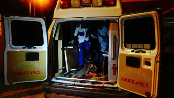 Uma vítima ferida de uma mulher-bomba chega a uma ambulância para atendimento médico em um hospital de Maiduguri, no nordeste da Nigéria, em 15 de agosto de 2017 - Sputnik Brasil