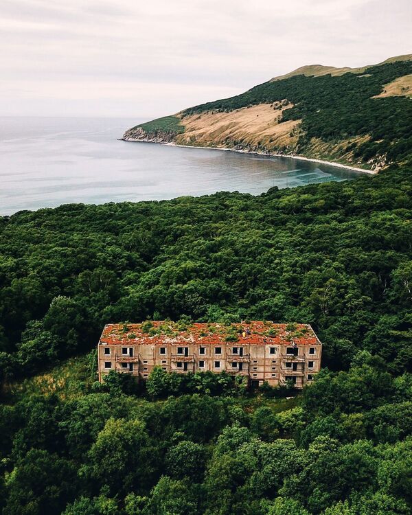 Prédio residencial abandonado na ilha de Askold, Rússia - Sputnik Brasil