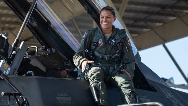 Zoe Kotnik, a primeira mulher-comandante do grupo de caças de demonstração F-16 Viper da Força Área dos EUA - Sputnik Brasil