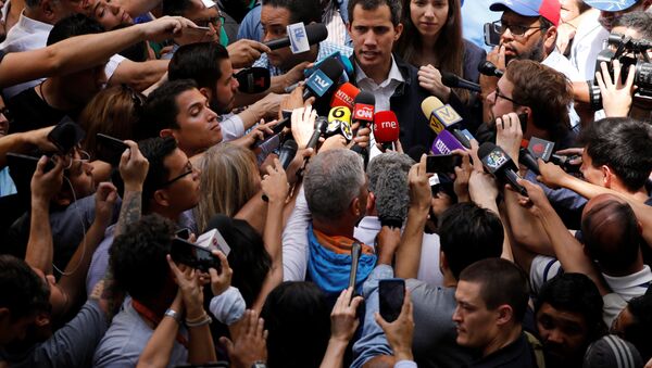 O líder da oposição venezuelana e autoproclamado presidente interino Juan Guaidó, acompanhado por sua esposa Fabiana Rosales, fala à imprensa depois de uma missa em uma igreja local em Caracas, Venezuela. - Sputnik Brasil