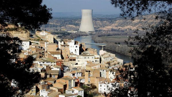 Uma visão da vila de Asco e de uma usina nuclear, que usa as águas da água do rio Ebro para resfriá-la. - Sputnik Brasil