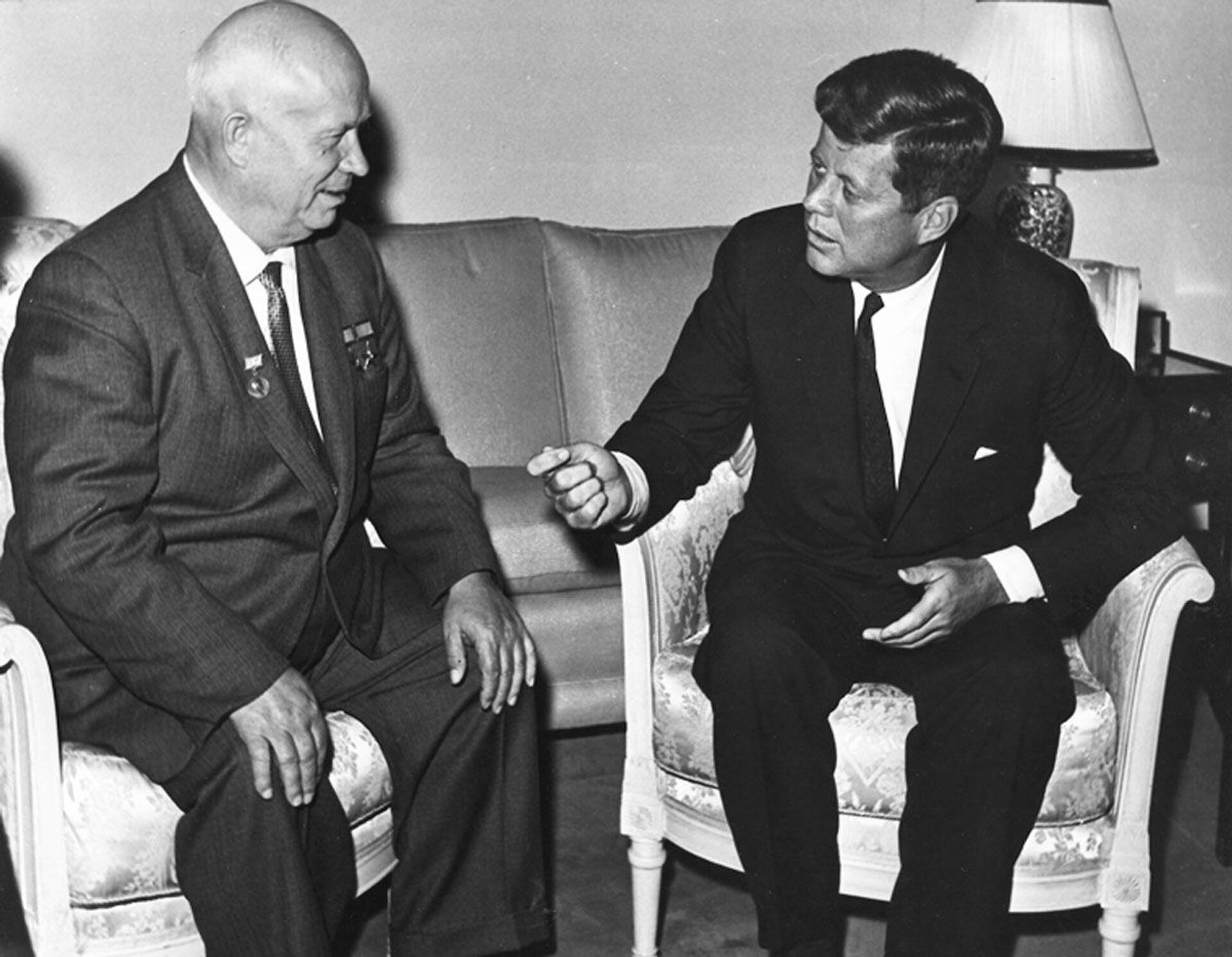 Encontro entre o presidente dos EUA John F. Kennedy e o líder soviético Nikita Khrushchev - Sputnik Brasil, 1920, 03.03.2023