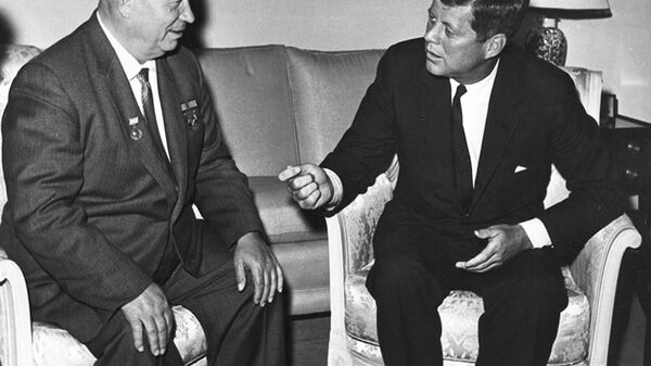 Encontro entre o presidente dos EUA John F. Kennedy e o líder soviético Nikita Khrushchev - Sputnik Brasil