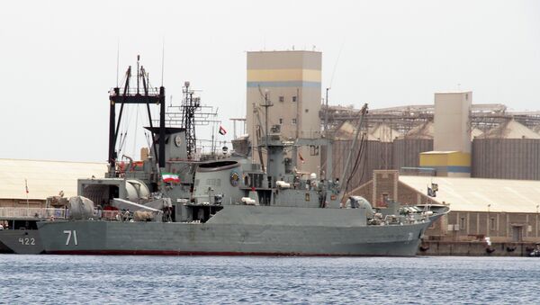Navios militares iranianos durante reabastecimento, no Porto Sudão, em 6 de maio de 2014 - Sputnik Brasil
