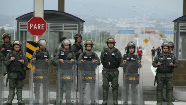 Militares resguardan el puente Tienditas - Sputnik Brasil
