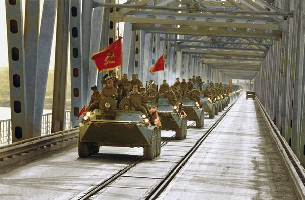 Comboio de veículos blindados em Termez, durante a saída das tropas soviéticas do Afeganistão - Sputnik Brasil