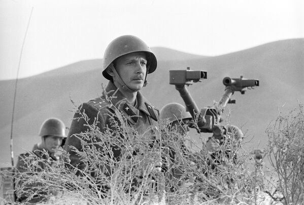 Comandante da Bateria de Artilharia, capitão Vladimir Skiba, que foi condecorado com ordem militar afegã. 31 de maio de 1984 - Sputnik Brasil