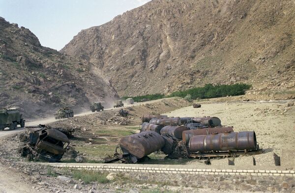 Na beira da estrada há destroços de veículos soviéticos destruídos por rebeldes afegãos - Sputnik Brasil