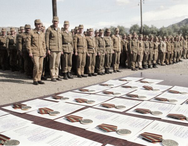Condecoração dos soldados de um contingente limitado de tropas soviéticas no Afeganistão - Sputnik Brasil