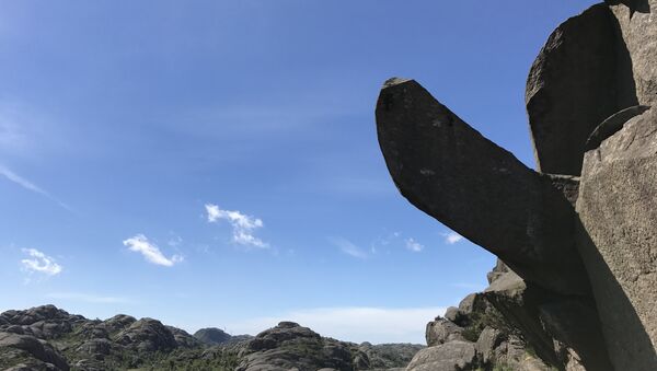 Formação rochosa de Trollpikken ('Pênis de Troll') antes de ter sido vandalizada em Egersund, no Noruega, em 17 de junho de 2017 - Sputnik Brasil