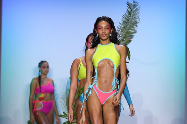 Modelos apresentam nova coleção durante a New York Fashion Week, EUA, em 8 de fevereiro de 2019 - Sputnik Brasil