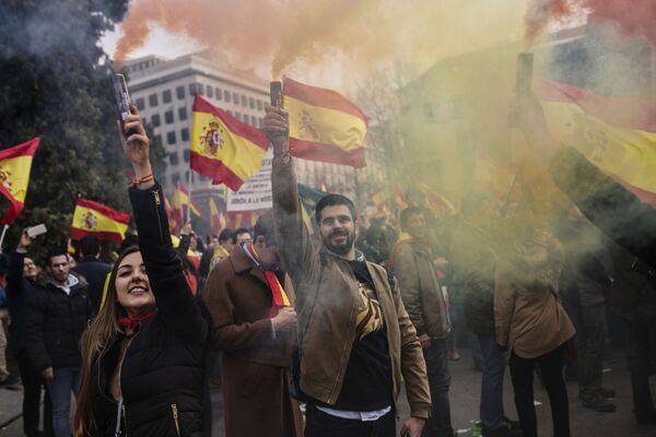 Participantes da manifestação pela união da Espanha se reuniram na Praça de Colombo, em Madrid, Espanha - Sputnik Brasil