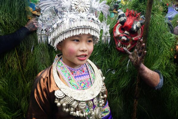 Menina de etnia Miao usa vestido tradicional durante festival em Liuzhou, na China, 13 de fevereiro de 2019 - Sputnik Brasil