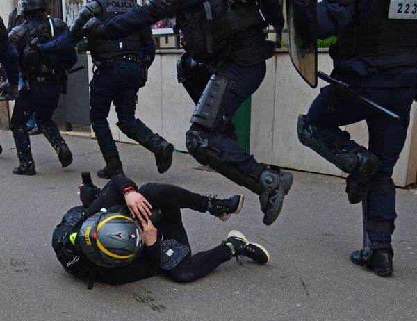 Policiais e manifestante dos coletes amarelos durante protesto em Paris, França - Sputnik Brasil