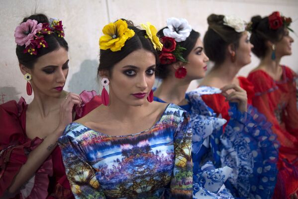 Modelos aguardam nos bastidores do desfile de moda international Flamenco Fashion Show (SIMOF), em Sevilha, Espanha, 10 de fevereiro de 2019 - Sputnik Brasil