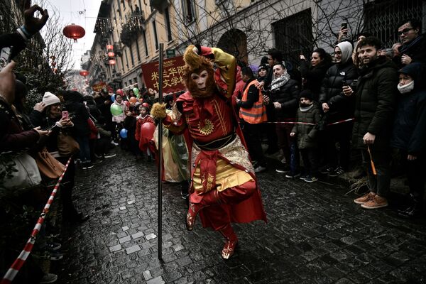 Membros da comunidade chinesa celebram o Ano Novo Chinês, marcando a entrada no ano do zodíaco do porco com um desfile tradicional, em Milão, Itália, 10 de fevereiro de 2019 - Sputnik Brasil