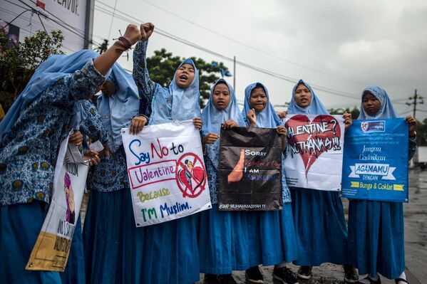 Grupo de estudantes indonésios muçulmanos participa de um comício contra o Dia de São Valentim, em Surabaya, Indonésia, 14 de fevereiro de 2019 - Sputnik Brasil