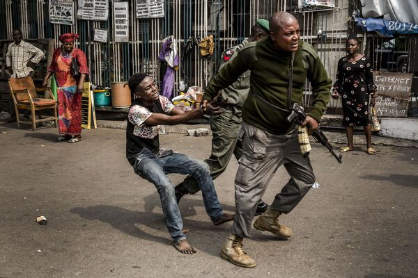 Polícia detém suposto ladrão na Praça Tafawa Balewa, em Lagos, Nigéria, 12 de fevereiro de 2019 - Sputnik Brasil