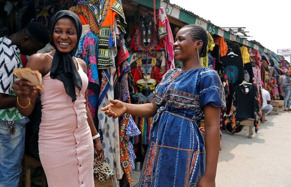 Vendedores de roupas trocam dinheiro em Marina, na capital comercial da Nigéria, em 11 de fevereiro de 2019 - Sputnik Brasil