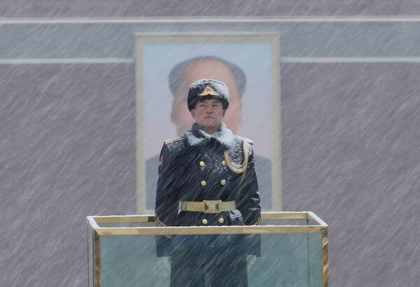 Soldado de guarda diante do retrato de Mao Tsé-Tung em meio a neve, em Pequim, China, 12 de fevereiro de 2019 - Sputnik Brasil