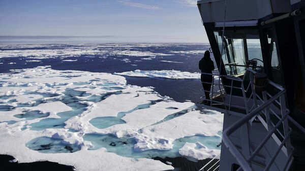 O navio quebra-gelo finlandês MSV Nordica navega através do gelo flutuando no mar de Chukchi, na costa do Alasca. - Sputnik Brasil