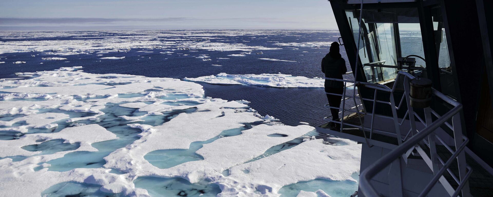 O navio quebra-gelo finlandês MSV Nordica navega através do gelo flutuando no mar de Chukchi, na costa do Alasca. - Sputnik Brasil, 1920, 28.12.2021