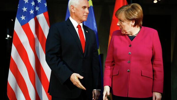 A chanceler alemã Angela Merkel e o vice-presidente dos EUA Mike Pence na Conferência de Segurança de Munique. - Sputnik Brasil