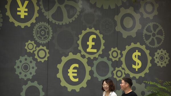 Pessoas caminham em frente a um mural de um banco mostrando símbolos para moedas americana, chinesa, britânica e europeia. - Sputnik Brasil