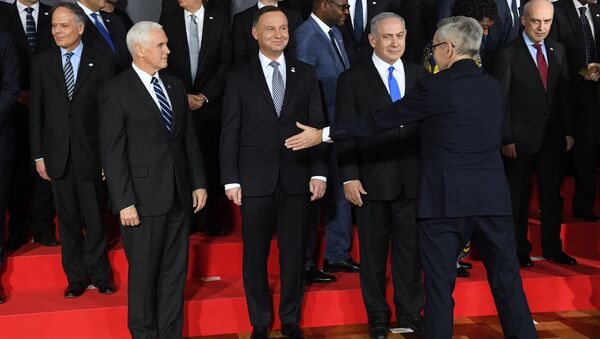 O vice-presidente dos EUA, Mike Pence, o presidente da Polônia, Andrzej Duda, eo primeiro-ministro de Israel, Benjamin Netanyahu, são vistos durante os preparativos para uma foto a conferência sobre Paz e Segurança no Oriente Médio em Varsóvia. - Sputnik Brasil