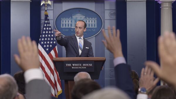 White House senior policy adviser Stephen Miller calls on a reporter during the daily briefing at the White House in Washington - Sputnik Brasil