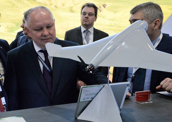 Diretor-geral da Rosoboronexport, Aleksandr Mikheev, à esquerda, observa drone camicase KYB - Sputnik Brasil