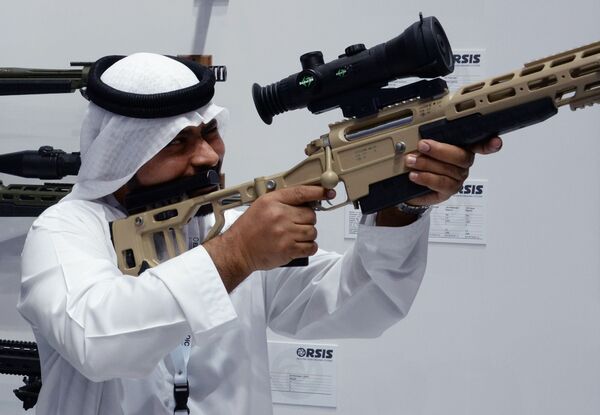 Visitante observa o rifle sniper T-5000 desenvolvido pela empresa russa Orsis - Sputnik Brasil
