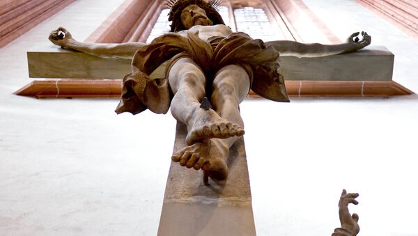 Crucifixo na parede de catedral (imagem referencial) - Sputnik Brasil