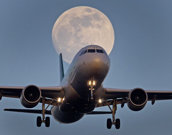 Aeronave aterrissa em aeroporto à medida que a lua sobe em Frankfurt, na Alemanha - Sputnik Brasil
