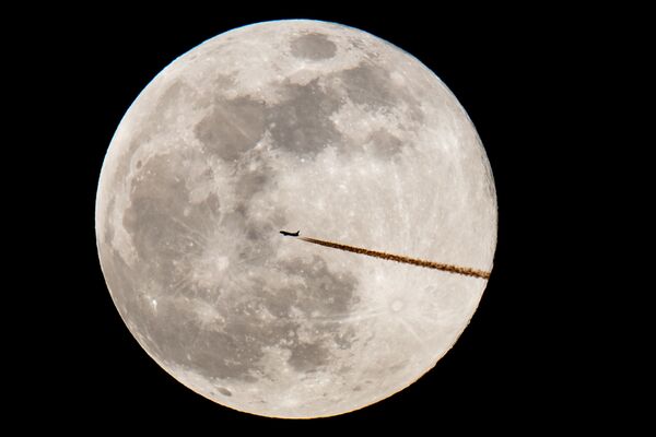 Um avião passa pela Lua cheia em Nuremberg - Sputnik Brasil