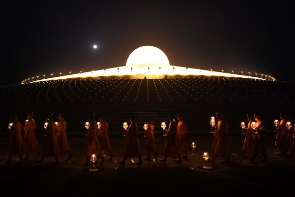 Monges budistas acendem velas para a Lua cheia durante orações no Dia de Makha Bucha no templo de Wat Phra Dhammakaya, perto de Bangkok - Sputnik Brasil