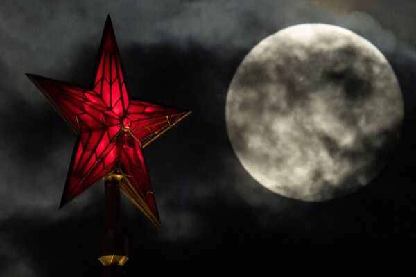 Superlua ao lado da estrela do Kremlin, no centro de Moscou - Sputnik Brasil