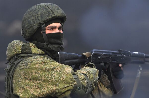 Soldado russo da 83ª Brigada de Assalto de Paraquedistas segurando a arma durante as manobras táticas realizadas na região de Primorie, na Rússia - Sputnik Brasil