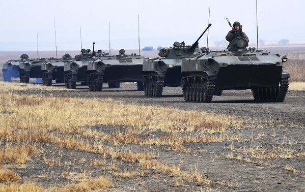 Tanques de guerra dirigidos por militares da 83ª Brigada de Assalto de Paraquedistas da Rússia durante treinamento tático no território russo de Primorie - Sputnik Brasil