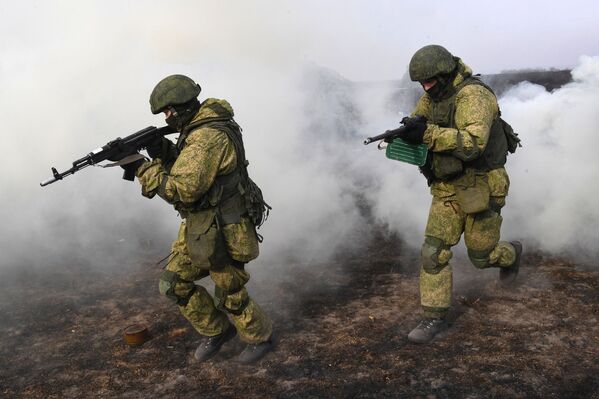 Em meio a exercícios táticos, soldados russos da 83ª Brigada de Assalto de Paraquedistas demonstram seu poder de fogo em Primorie, na Rússia - Sputnik Brasil
