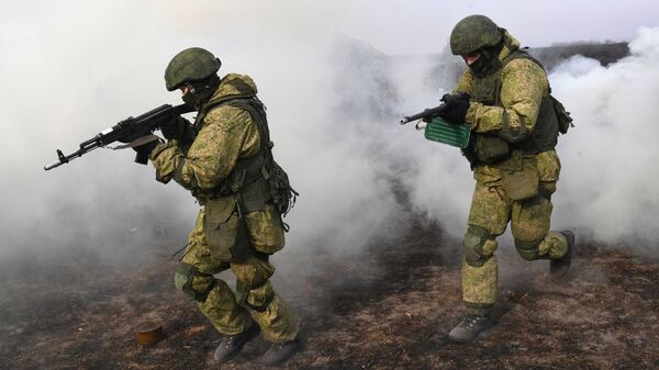Em meio a exercícios táticos, soldados russos demonstram seu poder de fogo em Primorie, na Rússia - Sputnik Brasil