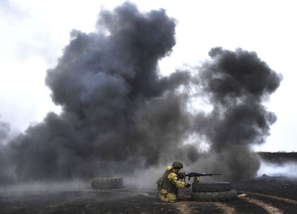 Fumaça densa se forma durante treinamentos militares de demonstração de fogo da 83ª Brigada de Assalto de Paraquedistas, na região russa de Primorie - Sputnik Brasil