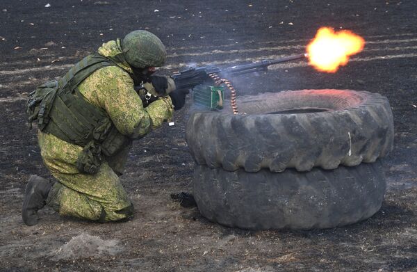 Soldado russo atira por trás de pneus empilhados durante exercício tático na região de Primorie, na Rússia - Sputnik Brasil