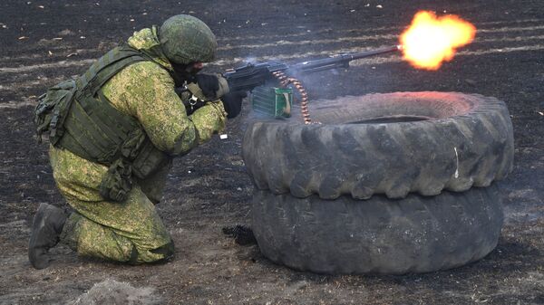 Soldado russo atira por trás de pneus empilhados durante exercício tático na região de Primorie, na Rússia - Sputnik Brasil