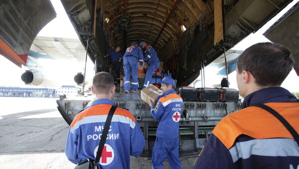 Equipe de resgate descarregando ajuda humanitária (foto de arquivo) - Sputnik Brasil